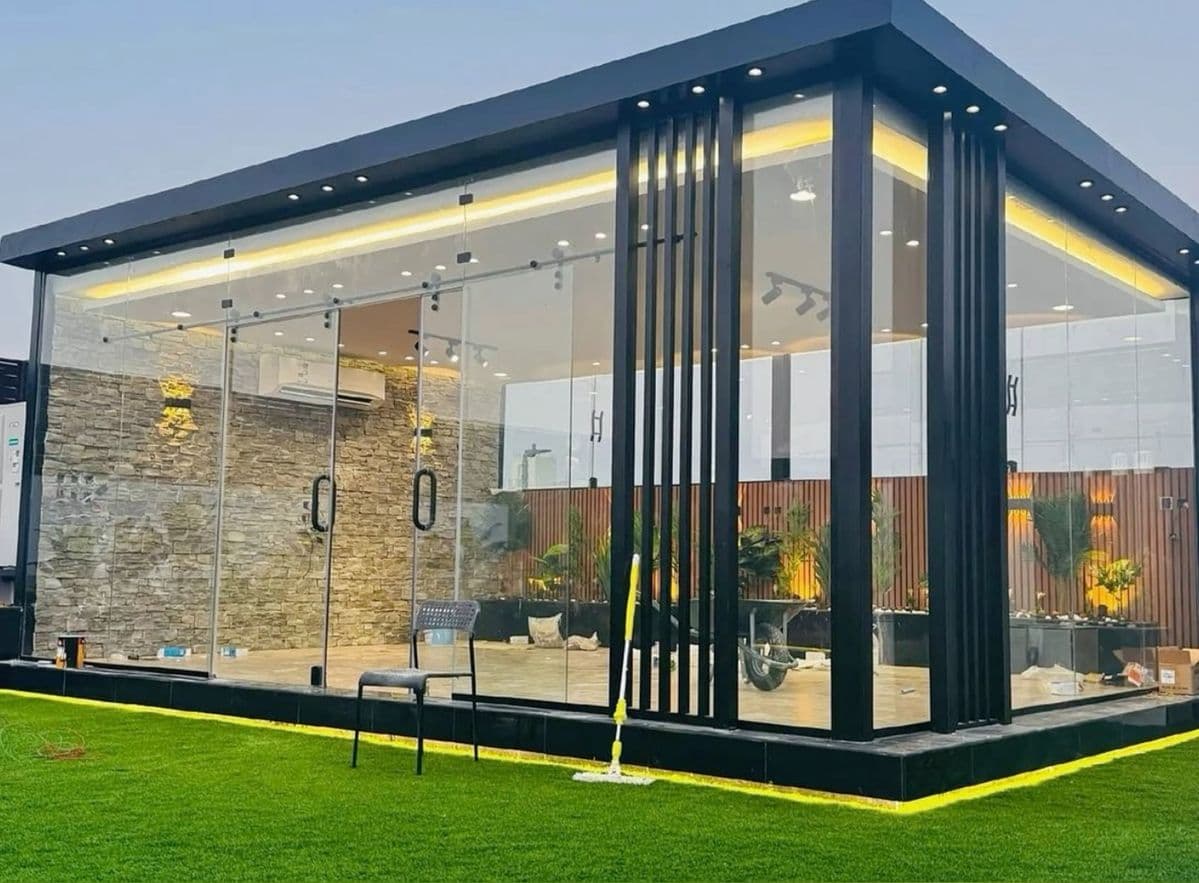 تركيب واجهات زجاجية للمباني والمحلات التجارية